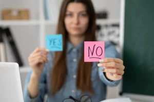 Imagem ilustrativa dos erros comuns de iniciantes no marketing digital, mostrando uma mulher com post-its 'YES' e 'NO'. Contribua para evitar erros ao compreender essas direções.