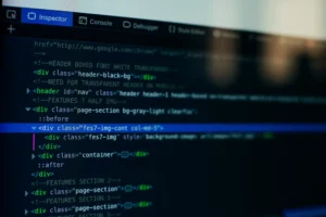 Captura de tela do código-fonte de uma página web, mostrando a estrutura HTML e CSS, ideal para entender como criar um robots.txt eficiente.