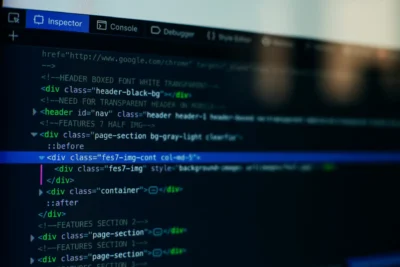 Captura de tela do código-fonte de uma página web, mostrando a estrutura HTML e CSS, ideal para entender como criar um robots.txt eficiente.