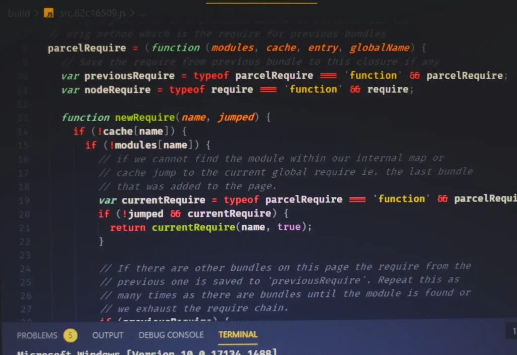 Código de programação em Javascript mostrando a função parcelRequire para gerenciamento de módulos e caches. Importância na construção de sitemaps.