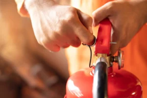 Demonstração de manutenção preventiva de um extintor de incêndio, focando na importância de evitar multas com a manutenção regular.