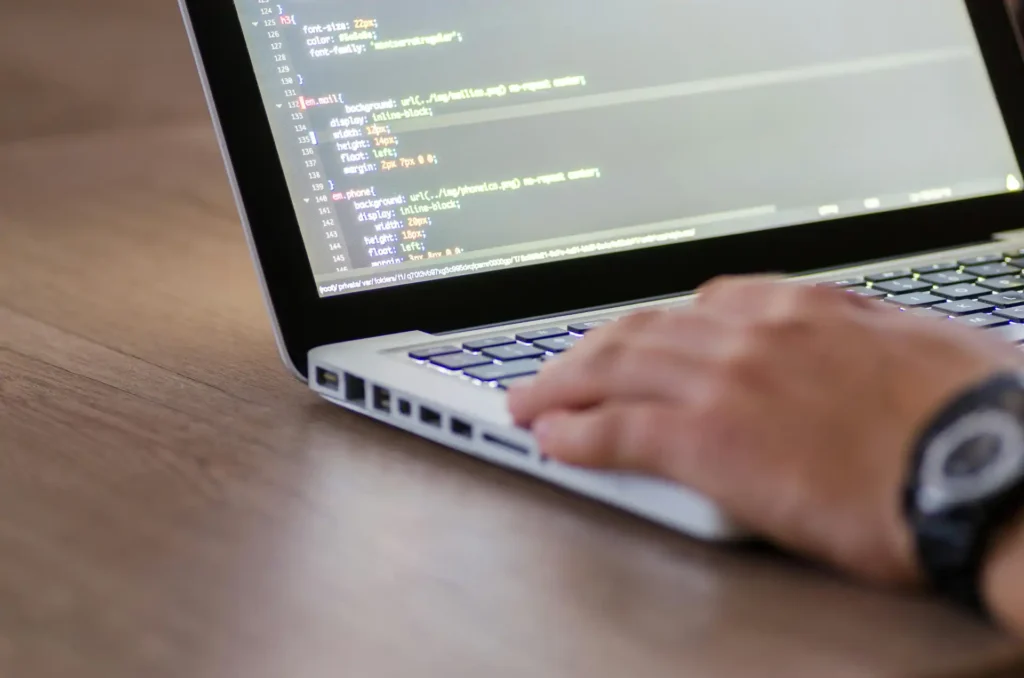 Imagem de um laptop mostrando código relacionado a erros em arquivos robots.txt, importante para webmasters e SEO.
