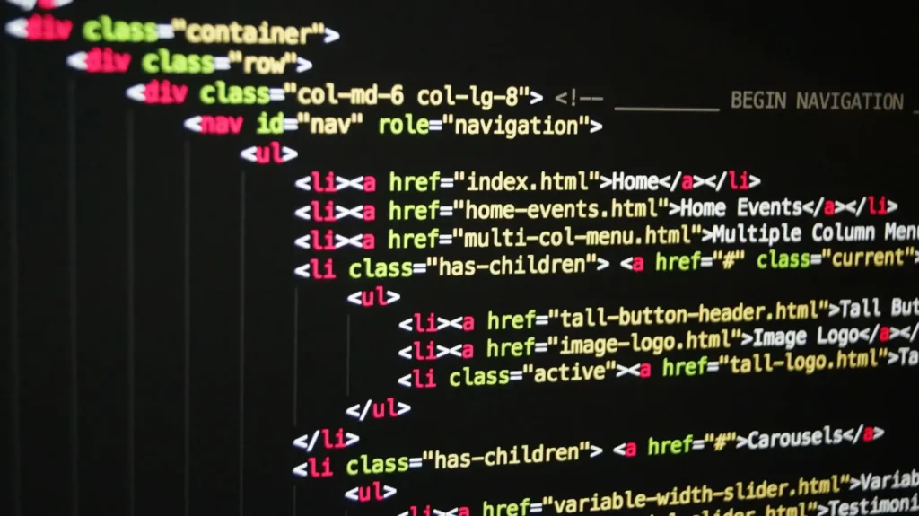 Código em HTML representando uma estrutura de navegação de site, importante para evitar erros em arquivos robots.txt e otimizar SEO.