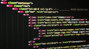 Código em HTML representando uma estrutura de navegação de site, importante para evitar erros em arquivos robots.txt e otimizar SEO.