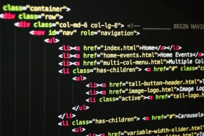 Código em HTML representando uma estrutura de navegação de site, importante para evitar erros em arquivos robots.txt e otimizar SEO.