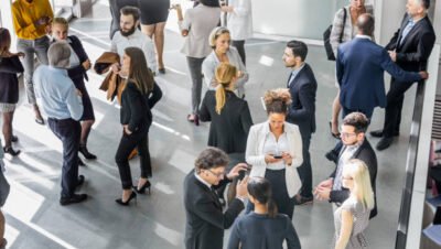 Descubra como os blogs podem fortalecer o social commerce, impulsionando engajamento e vendas através de conteúdo relevante e interativo.