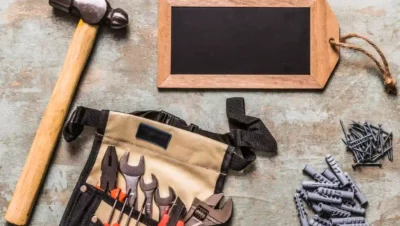 Guia completo para organizar ferramentas com etiquetas de identificação, incluindo martelo, jogos de chaves, parafusos e uma lousa para marcar as ferramentas.